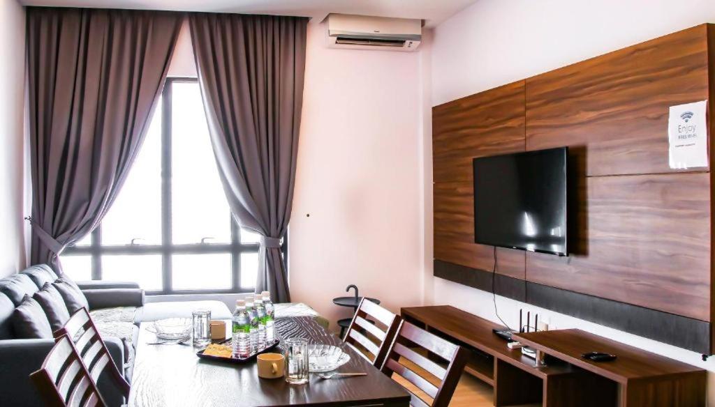 TV a/nebo společenská místnost v ubytování 2 Bedroom 2 BATHROOM NEAR SUMWAY PYRAMID