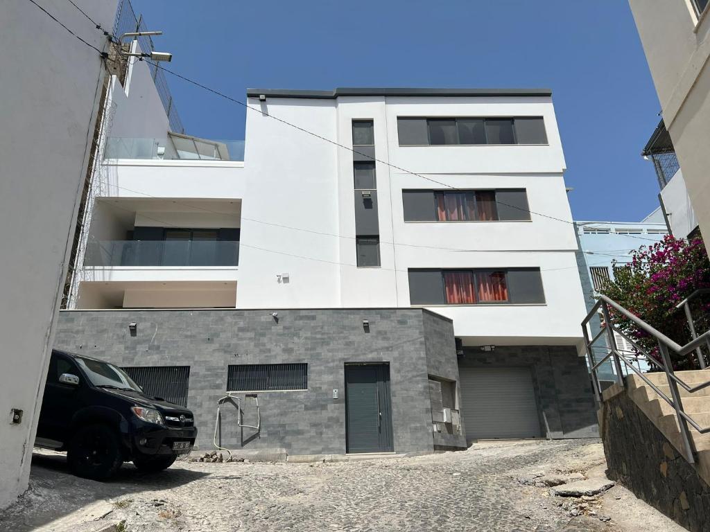 une voiture garée devant un bâtiment dans l'établissement Sea Views Apartments Gamboa, à Praia