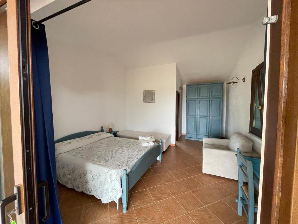 1 dormitorio con 1 cama y 1 sofá en Agriturismo La Tegghja en Rena Majore