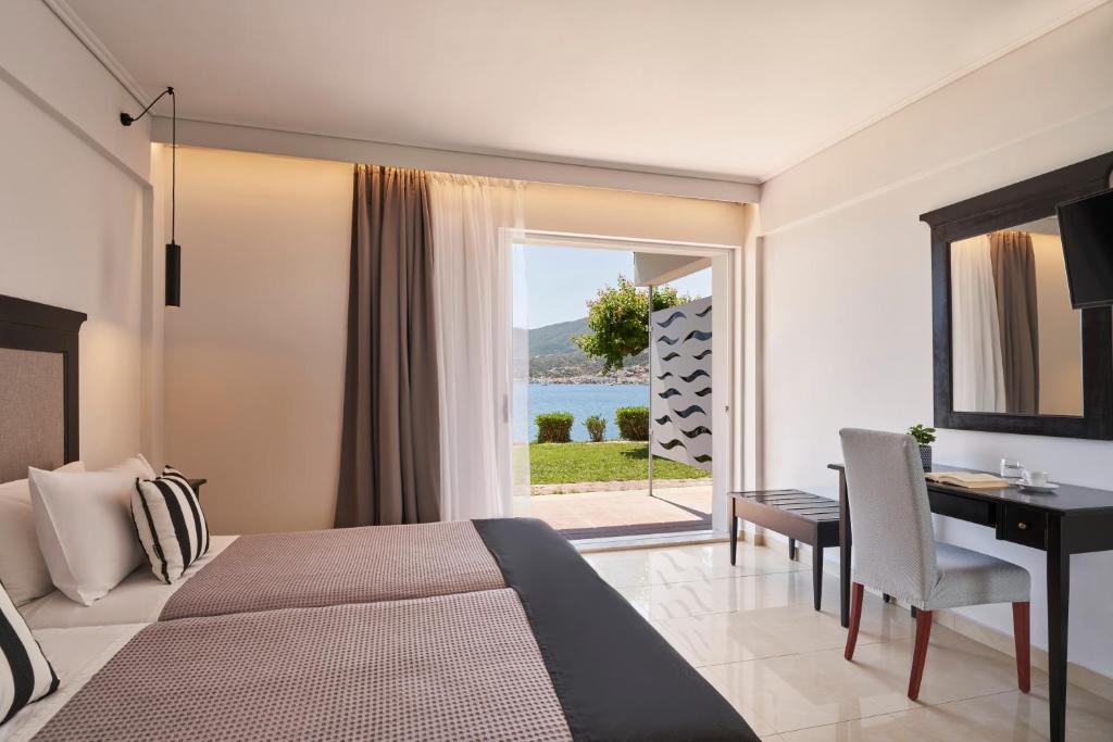 Postel nebo postele na pokoji v ubytování Xenia Poros Image Hotel
