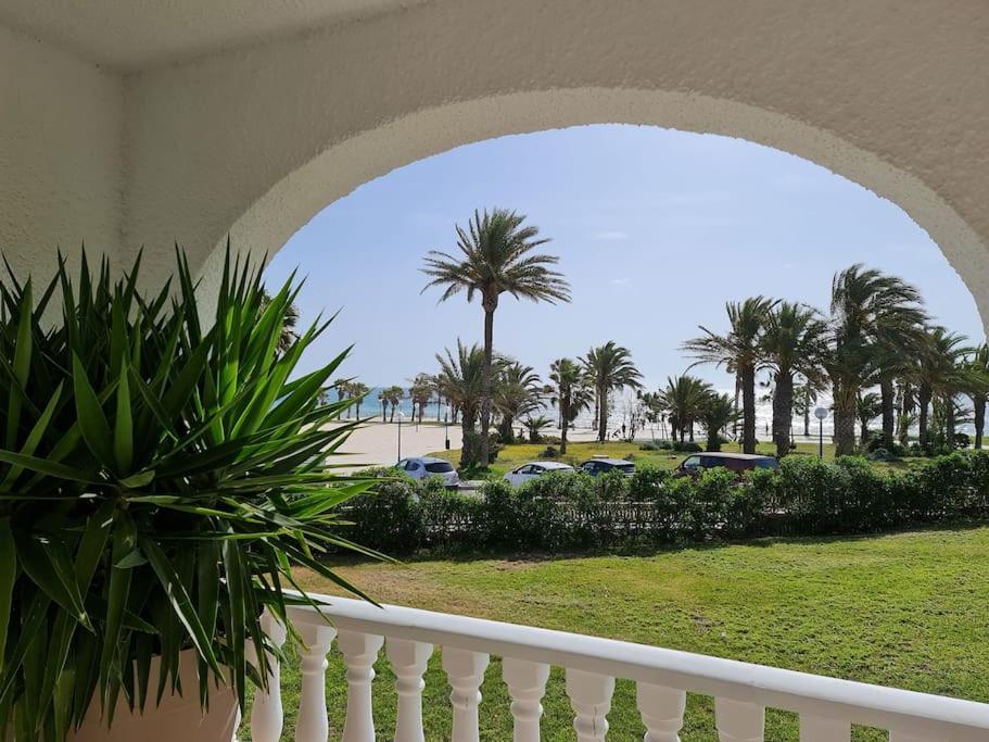 Vonkajšia záhrada v ubytovaní Villa on the beach Playa Flamenca