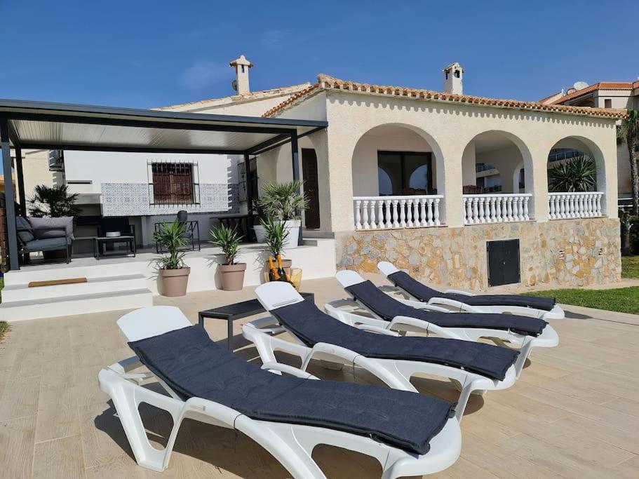 Posedenie v ubytovaní Villa on the beach Playa Flamenca