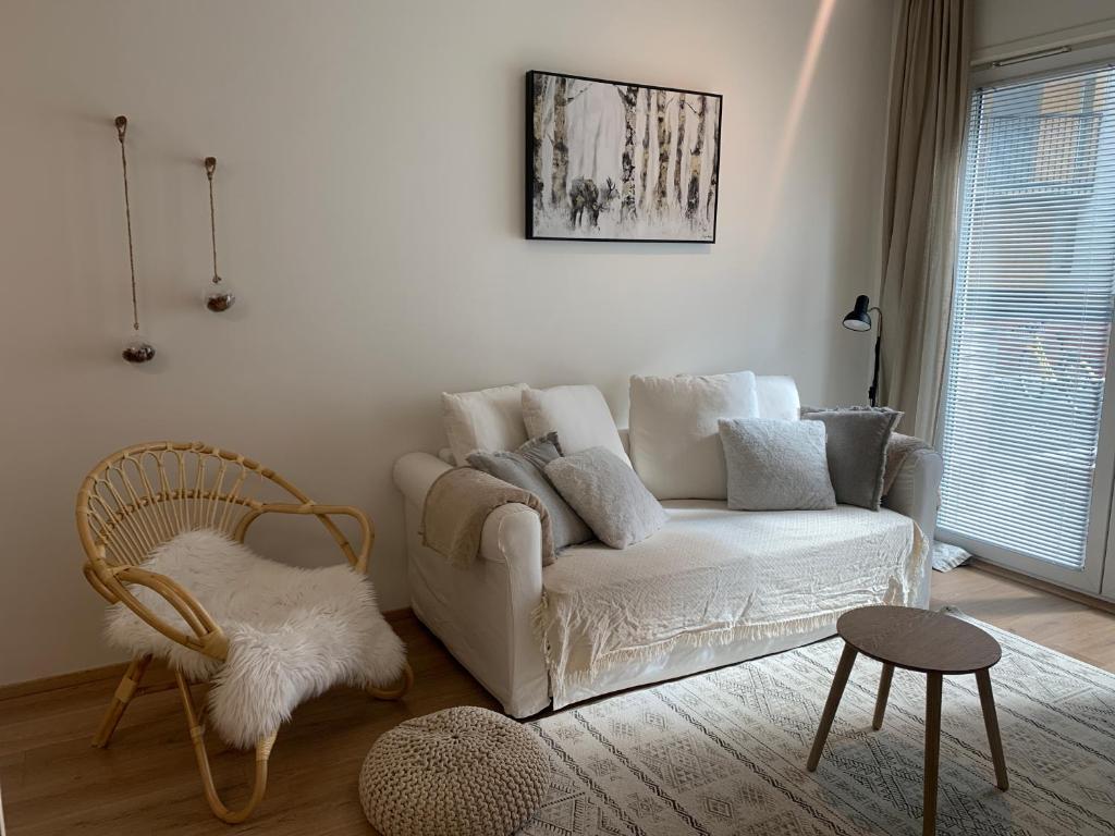 - un salon avec un canapé blanc et une chaise dans l'établissement Arctic City Nest, à Rovaniemi