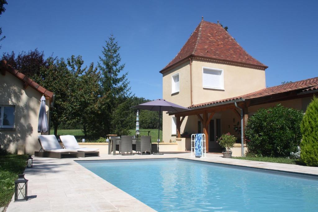 Bazén v ubytování Repos chez Margot nebo v jeho okolí