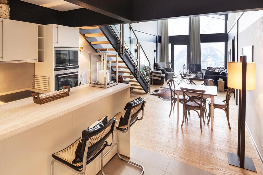 Kuchyň nebo kuchyňský kout v ubytování Lauchernalp Resort Residences