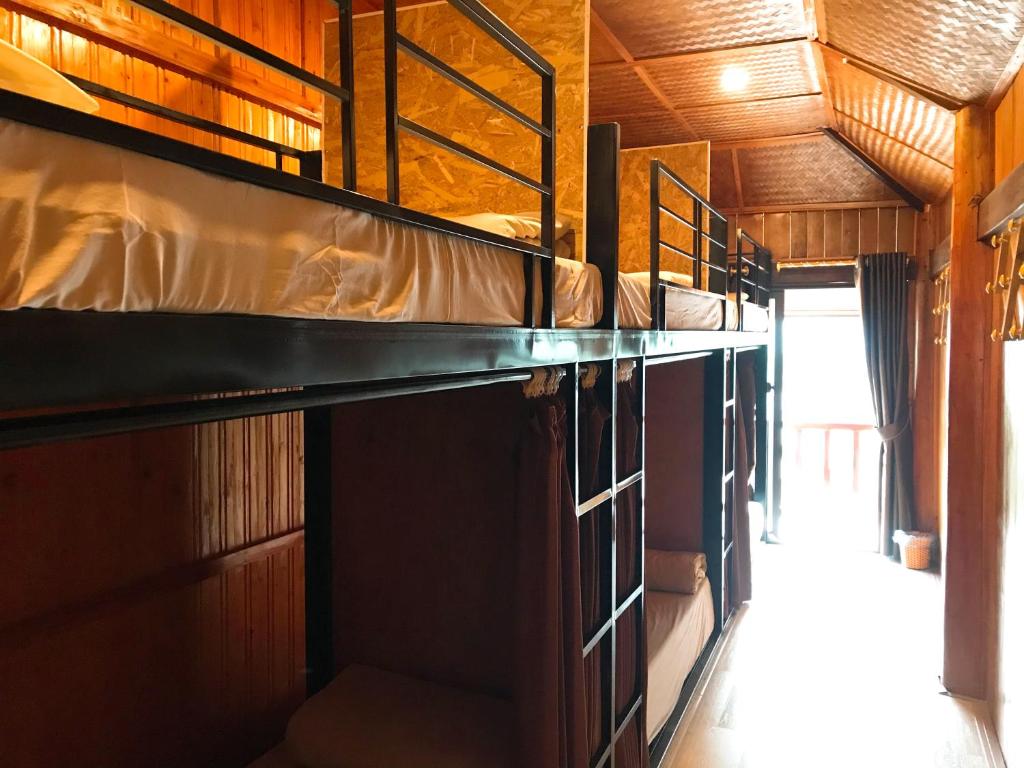 Palanda nebo palandy na pokoji v ubytování DONG VAN CLIFFSIDE HOUSE