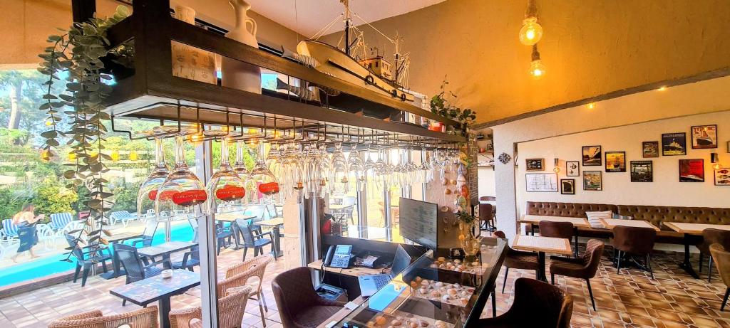 Bazén v ubytování Hôtel Le Maritime nebo v jeho okolí