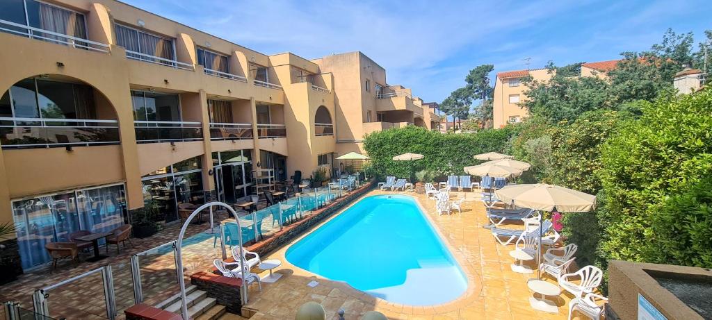 Bazén v ubytování Hôtel Le Maritime nebo v jeho okolí