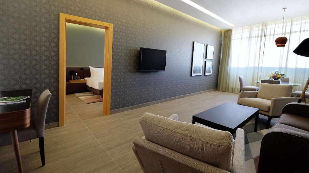 TV a/nebo společenská místnost v ubytování Radisson Blu Hotel, Beirut Verdun