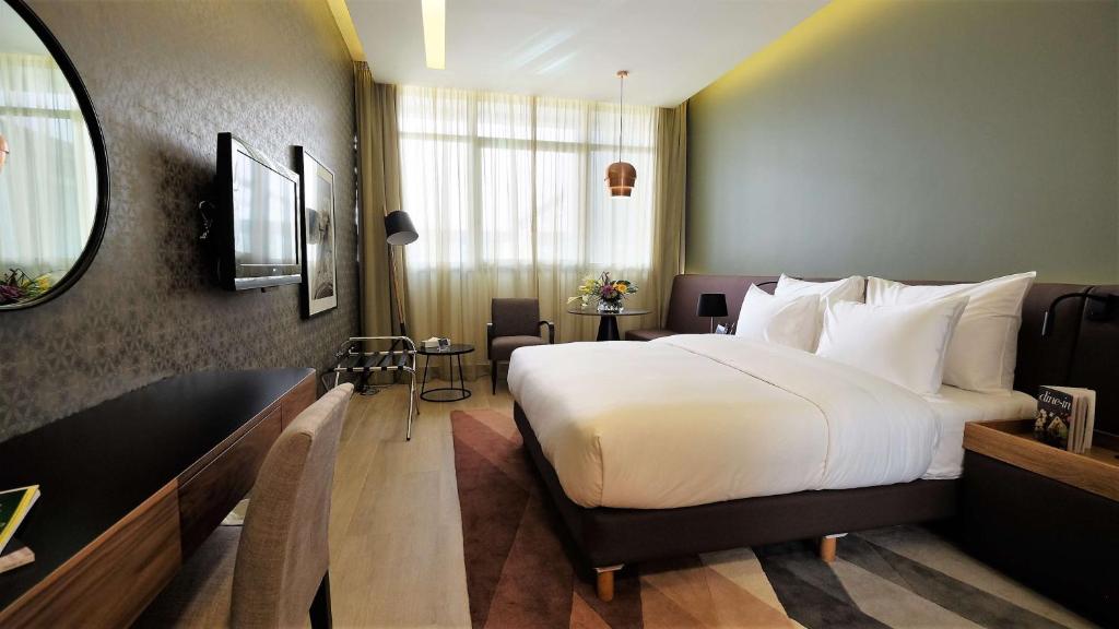 Postel nebo postele na pokoji v ubytování Radisson Blu Hotel, Beirut Verdun