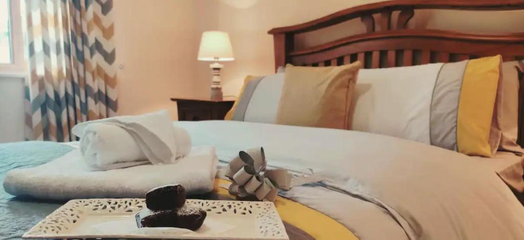 una camera d'albergo con letto e vassoio di asciugamani di 'Kealan' Luxury Double Room a Foxford