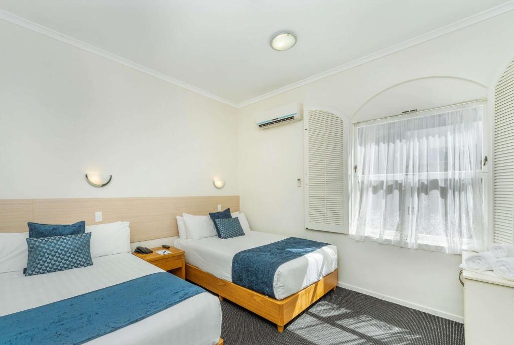ハミルトンにあるRamada by Wyndham, Hamilton City Centerのベッドが2つと窓があるホテルの部屋