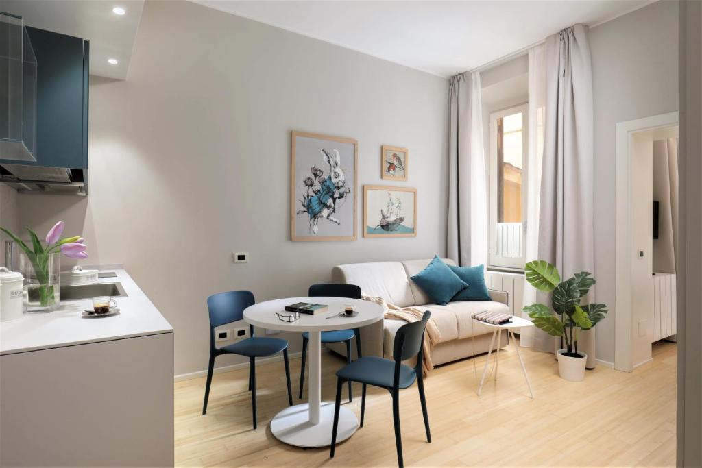 una sala de estar con una mesa y un sofá en Viam 16b Suites, en Roma