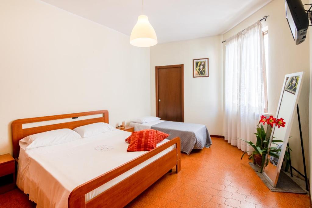 een slaapkamer met 2 bedden en een raam bij Montescudo Centro Apt a 5 min da San Marino x3 in Montescudo
