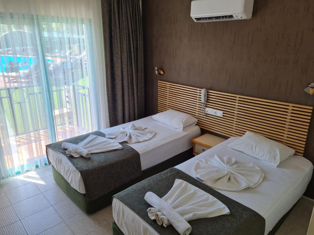 Postel nebo postele na pokoji v ubytování Rebin Beach Hotel