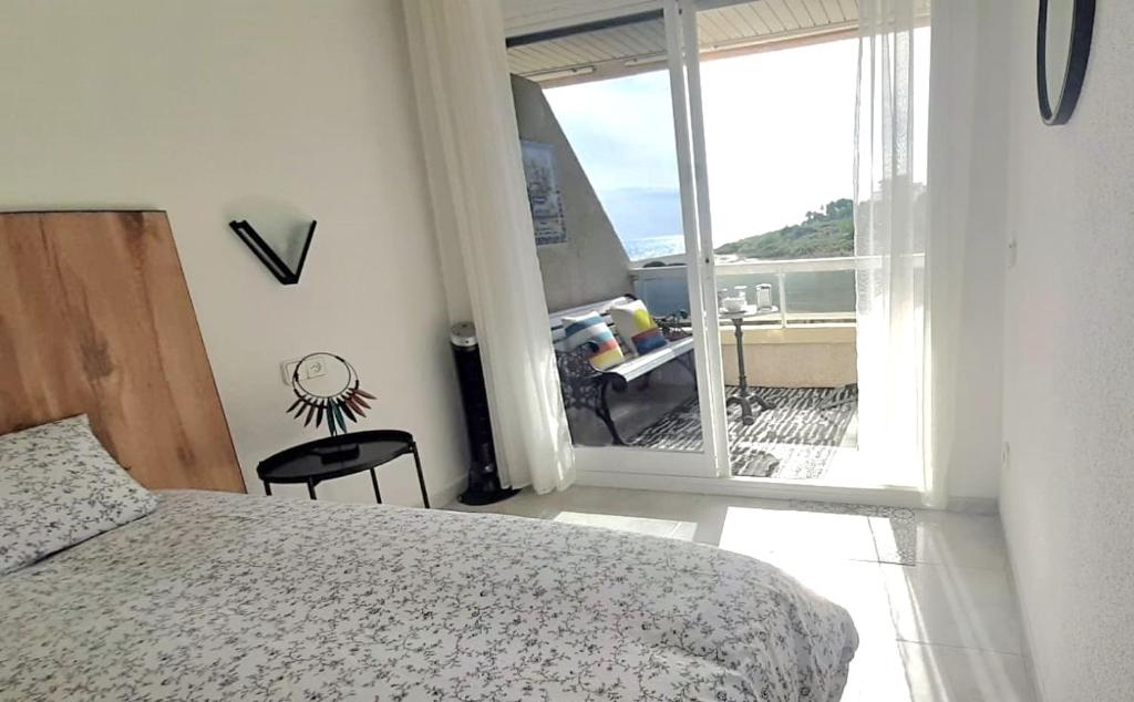 1 dormitorio con cama y vistas a un balcón en Sirena, en Miami Platja