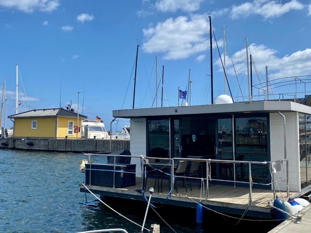 Łódź zakotwiczona jest w doku w wodzie w obiekcie Hausboot Ferienhaus Captains Boat w mieście Kappeln