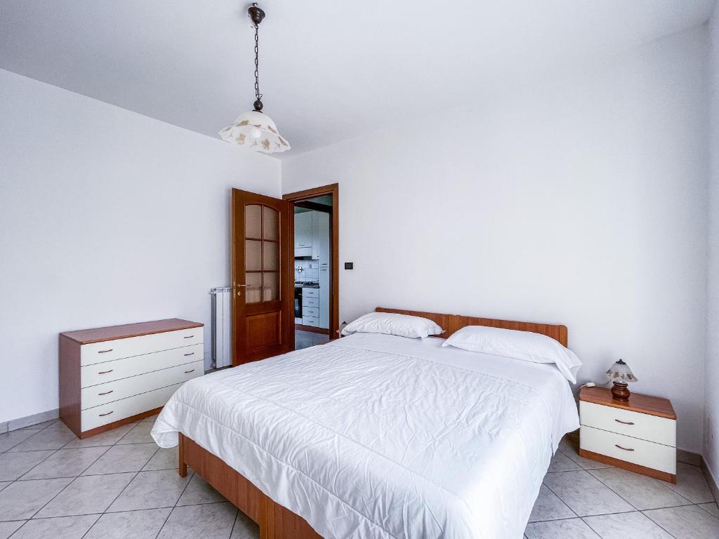 ein Schlafzimmer mit einem großen Bett mit weißer Bettwäsche in der Unterkunft MYHOUSE INN TORINO 1 - Affitti Brevi Italia in Collegno