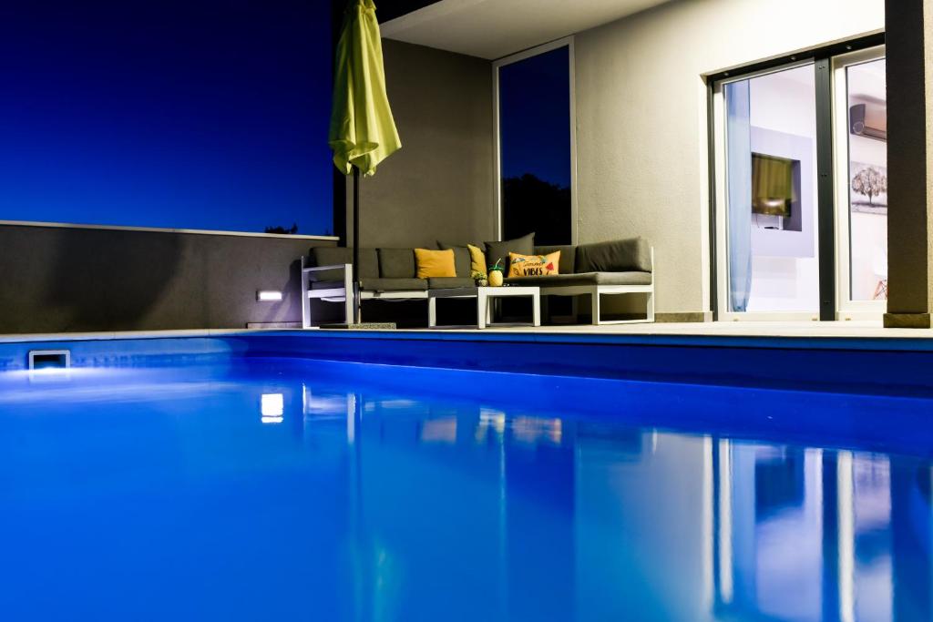 Bazén v ubytovaní Luxurious Villa Natali alebo v jeho blízkosti