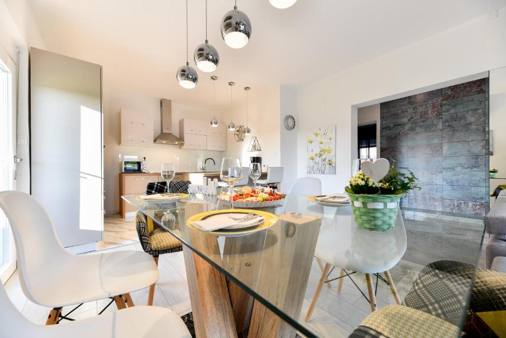 Kuchyňa alebo kuchynka v ubytovaní Luxurious Villa Natali