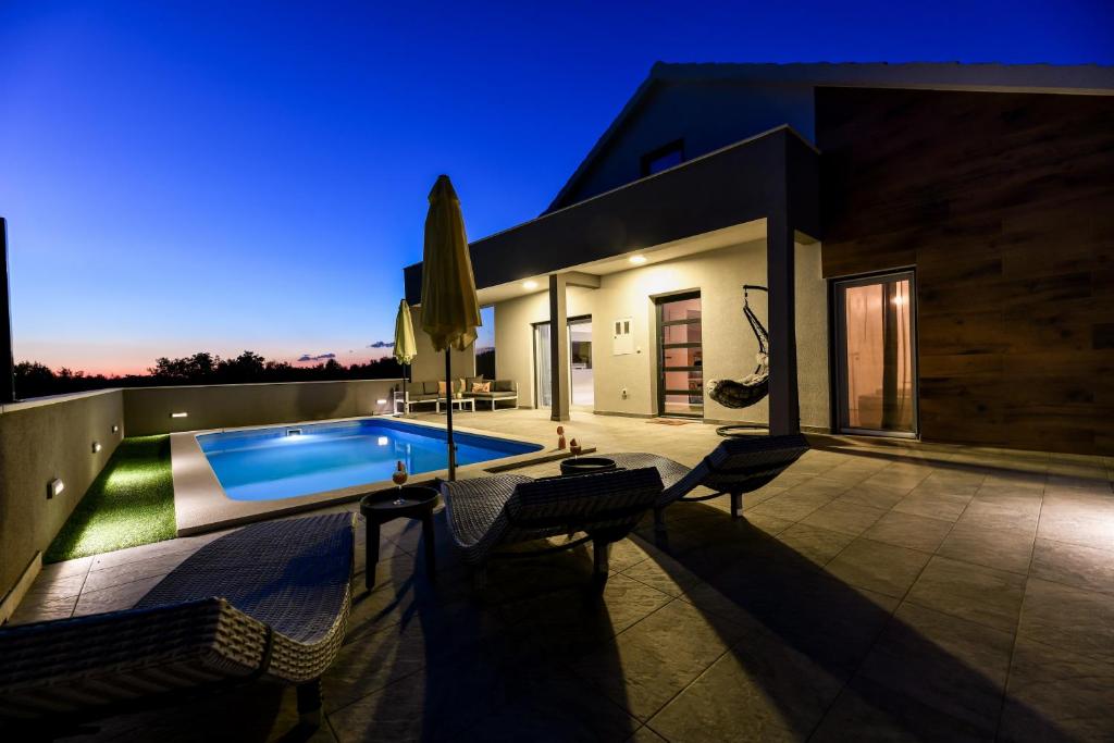 Bazén v ubytovaní Luxurious Villa Natali alebo v jeho blízkosti