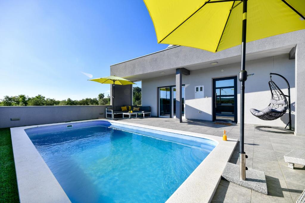 Bazén v ubytovaní Luxurious Villa Natali alebo v jeho blízkosti