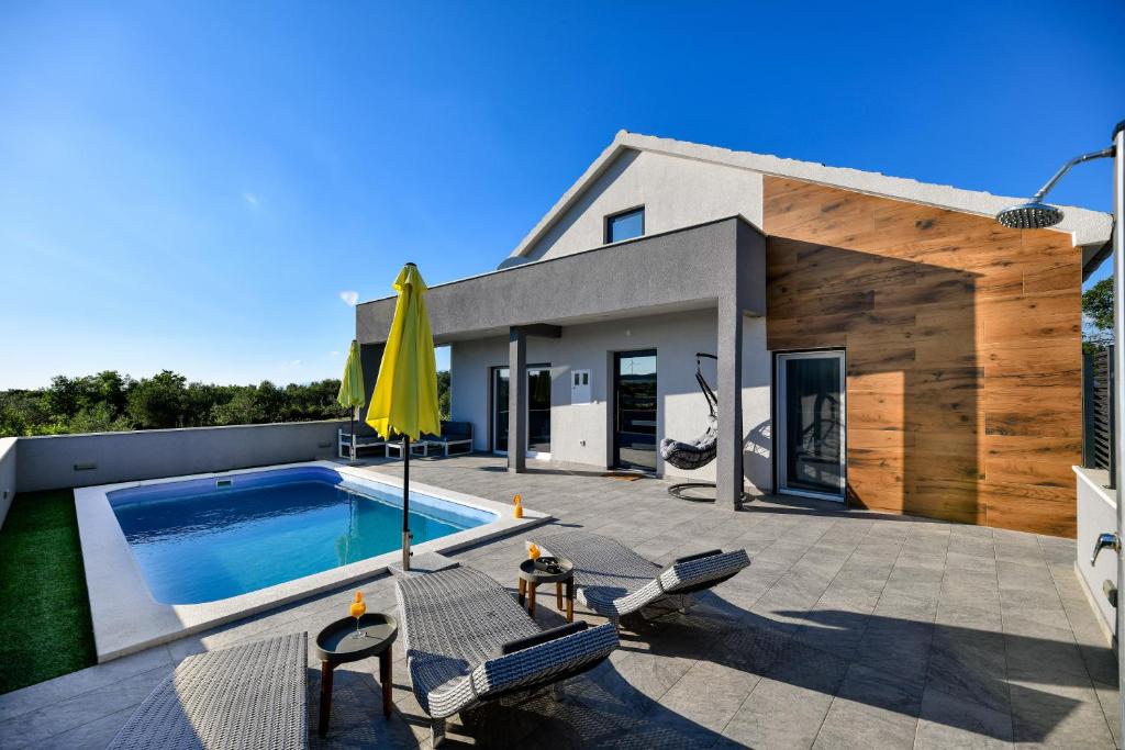 Bazén v ubytovaní Luxurious Villa Natali alebo v jeho blízkosti