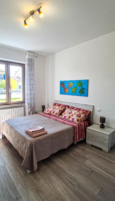 sypialnia z dużym łóżkiem w pokoju w obiekcie Vacanze a Colori w mieście Porto Recanati