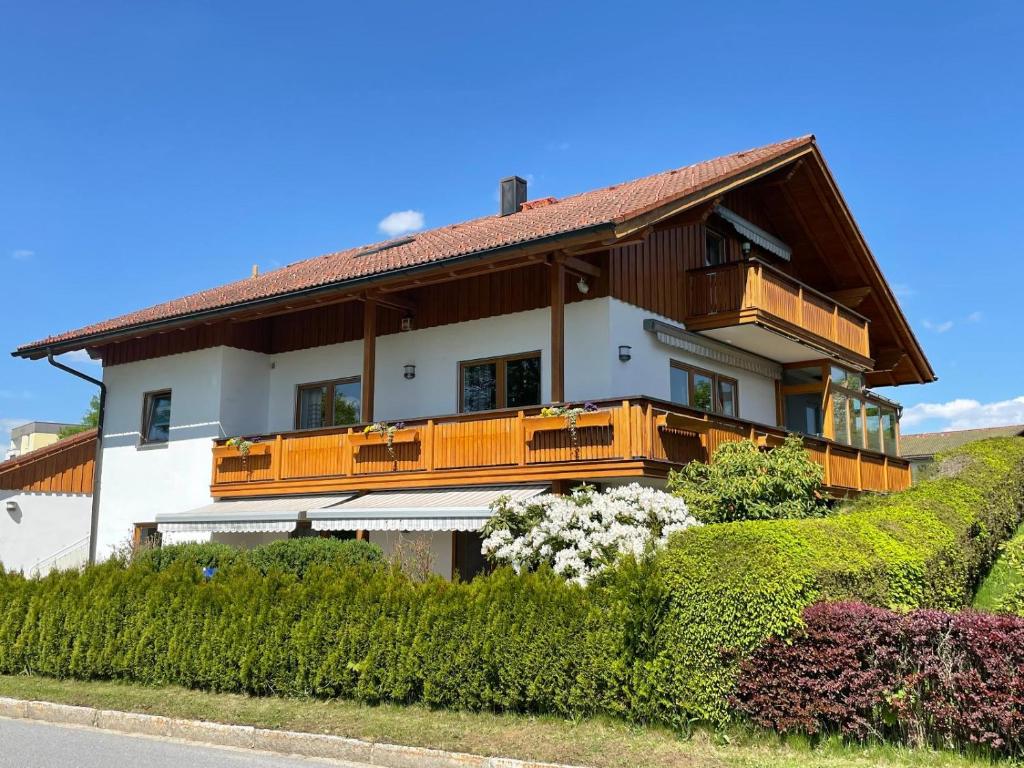 una casa con balcones de madera en una colina en FW Scheifele en Zwiesel