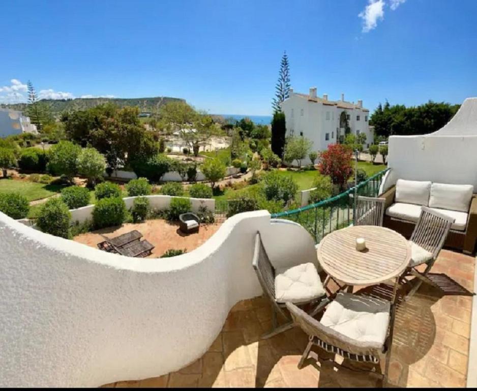 um pátio com uma mesa e cadeiras numa varanda em Serenity T3, 2 terraces seaview 600m beach na Praia da Luz