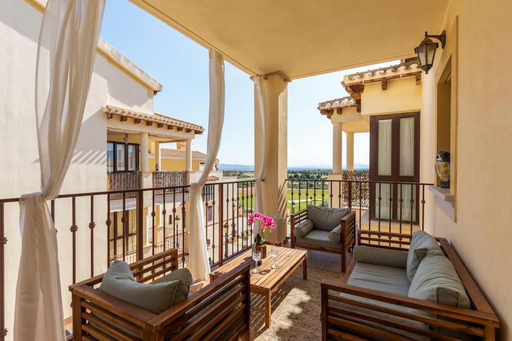 uma varanda com 2 sofás, uma mesa e cadeiras em Casa Palma-Hacienda del Álamo -Fuente Alamo- Luxurious 2 Bedroom Penthouse em Fuente Alamo