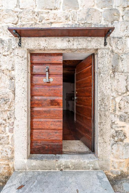 Fotografie z fotogalerie ubytování Charming Bohemian house in Perast v destinaci Perast