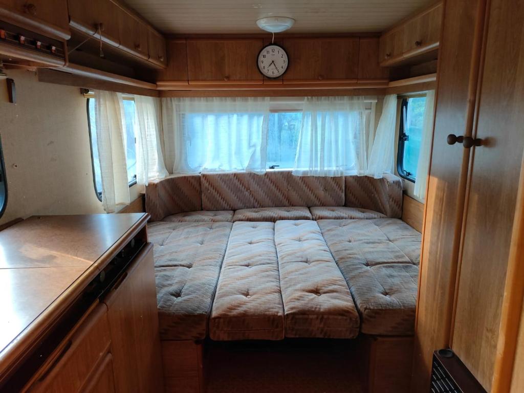 מיטה או מיטות בחדר ב-EXIT Camping with bungalow, mobile home, tents, and empty spots with private acces to the beach