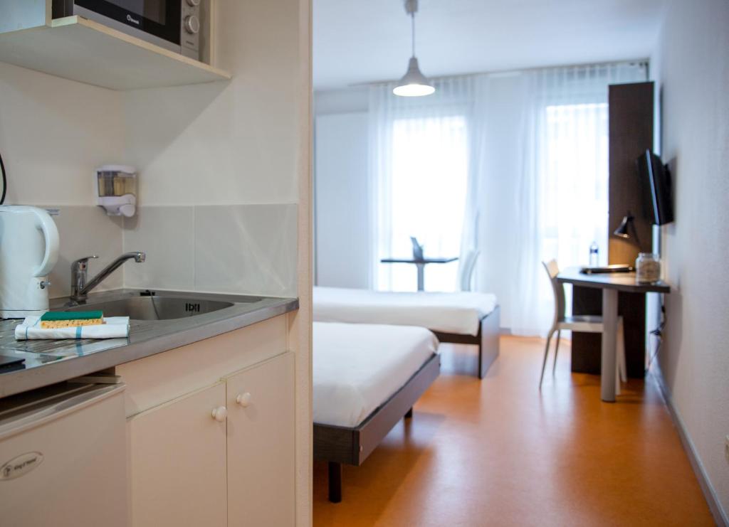 Kuchyň nebo kuchyňský kout v ubytování Comfort Aparthotel Besancon Hauts du Chazal