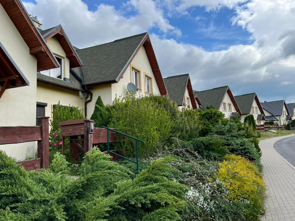 une rangée de maisons dans une rue résidentielle dans l'établissement Apartament Hemingwaya, à Jelenia Góra