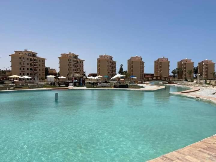 Bazén v ubytování El Obayed Apartments Armed Forces nebo v jeho okolí