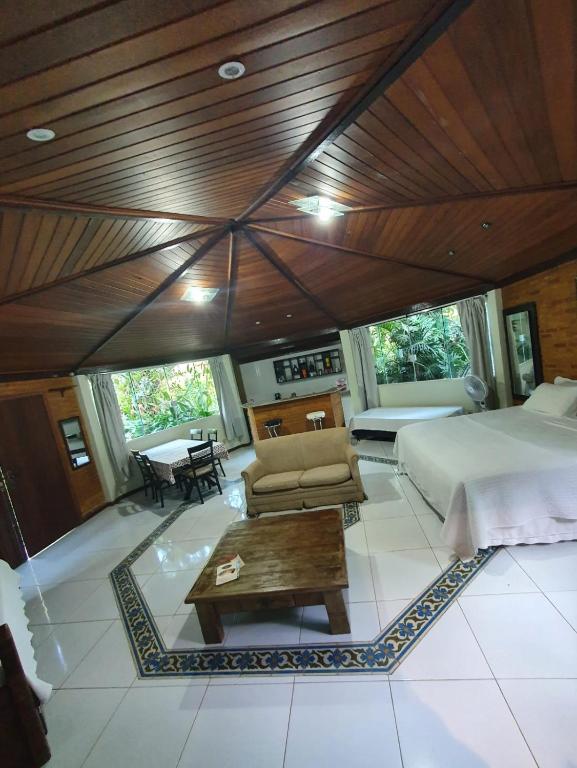 B&B Caminho da Floresta - 国王套房与泳池视图