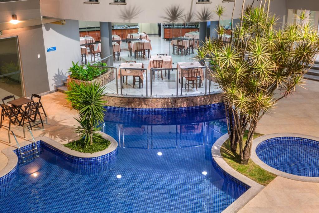 Bazén v ubytování Hotel Porto Napolis nebo v jeho okolí