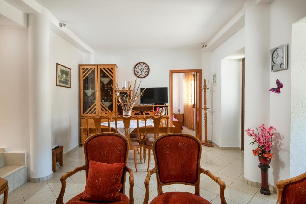 TV a/nebo společenská místnost v ubytování Thodoros apartment