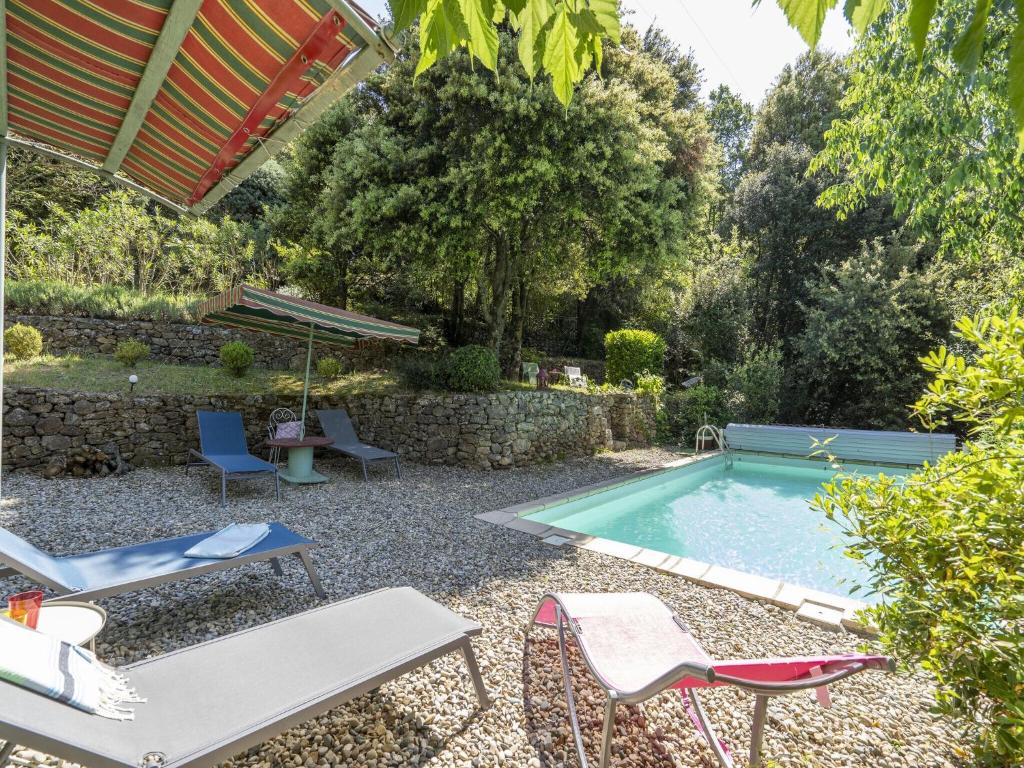 una piscina en un patio con sillas y mesa en Beautiful villa in Les Salelles with private pool, en Sallelles