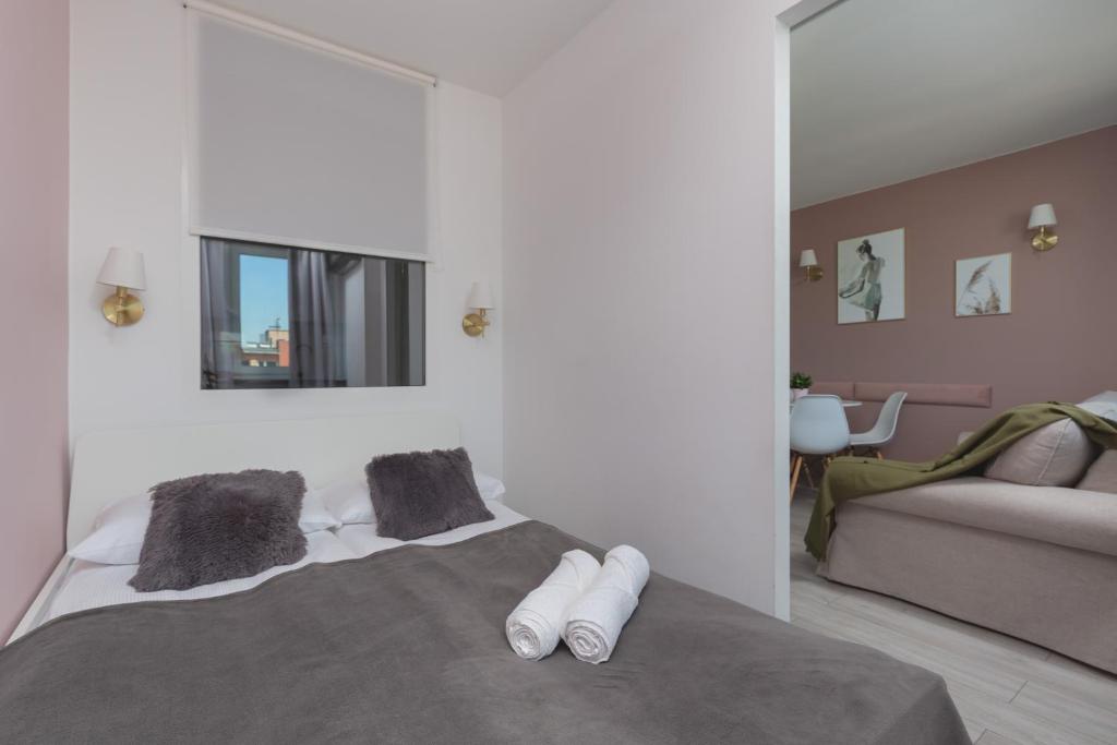 Posteľ alebo postele v izbe v ubytovaní Apartaments Solec 79 by Noclegi Renters