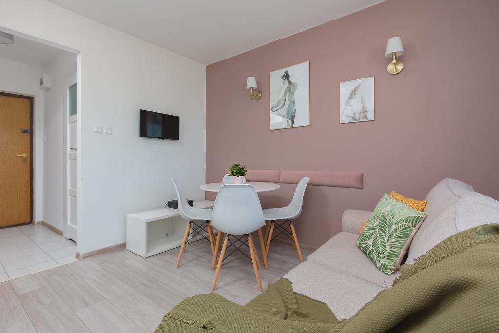 Televízia a/alebo spoločenská miestnosť v ubytovaní Apartaments Solec 79 by Noclegi Renters