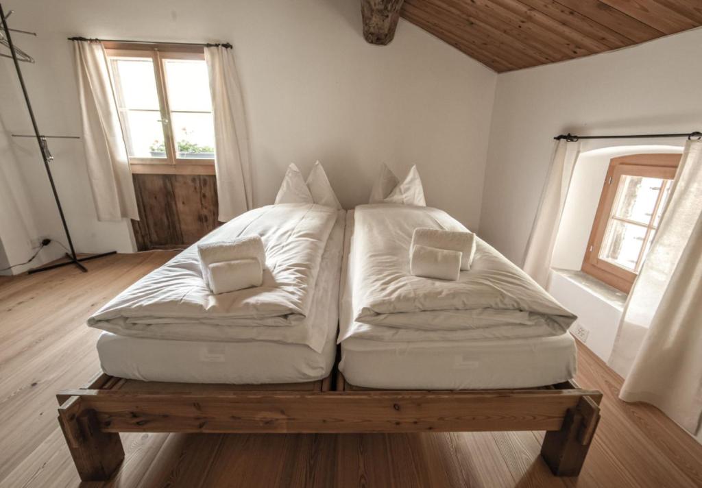 Postel nebo postele na pokoji v ubytování Hotel Weiss Kreuz