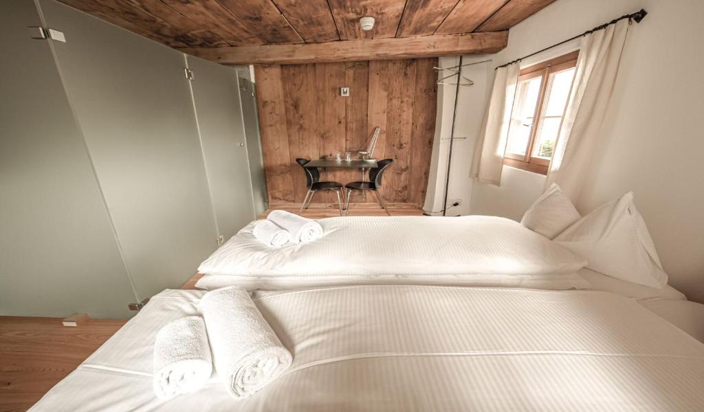 Postel nebo postele na pokoji v ubytování Hotel Weiss Kreuz