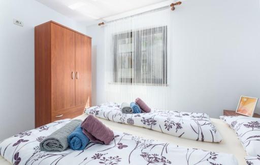 Łóżko lub łóżka w pokoju w obiekcie Apartmani Lorena