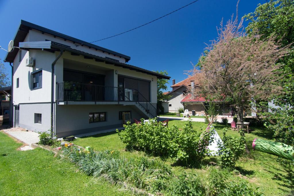 Gartenblick in der Unterkunft Modern House in Visoko in Visoko