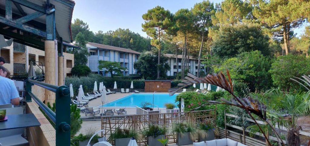 Bazén v ubytovaní Lacanau-Océan T3 terrasse 50m2 au sein d'un complexe touristique alebo v jeho blízkosti