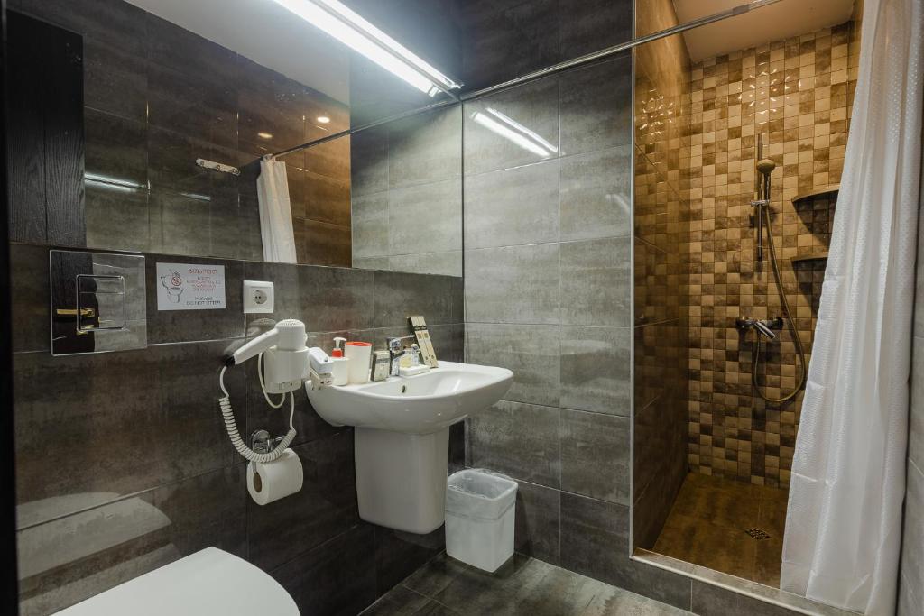 Koupelna v ubytování GNS Hotel