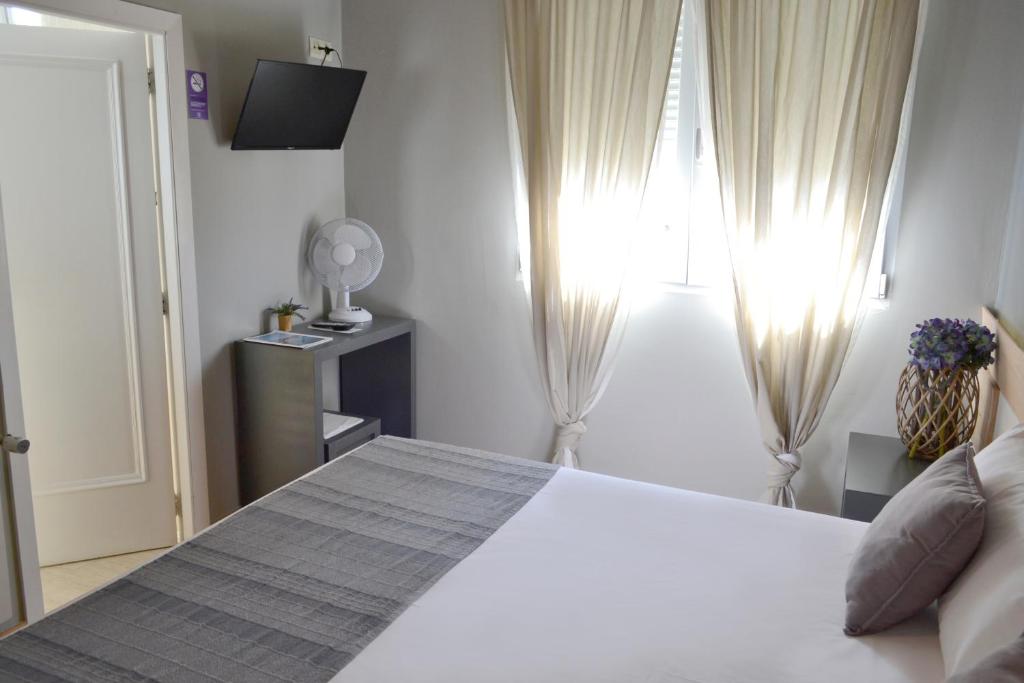 A bed or beds in a room at Hotel Alda Estación Vigo