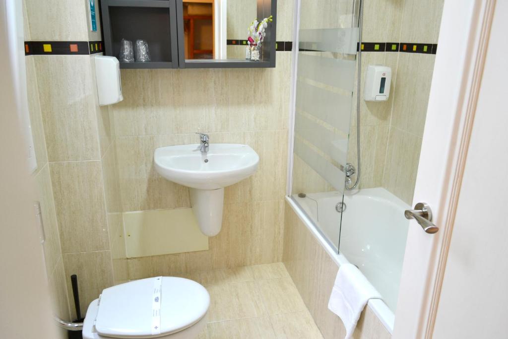 A bathroom at Hotel Alda Estación Vigo
